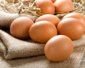 Ăn chay ăn trứng gà công nghiệp được không