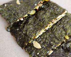 Ăn nhẹ lý tưởng cùng bánh rong biển kẹp hạt