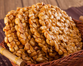 Kẹo đậu phộng bao nhiêu calo? Nên ăn bao nhiêu để không tăng cân?