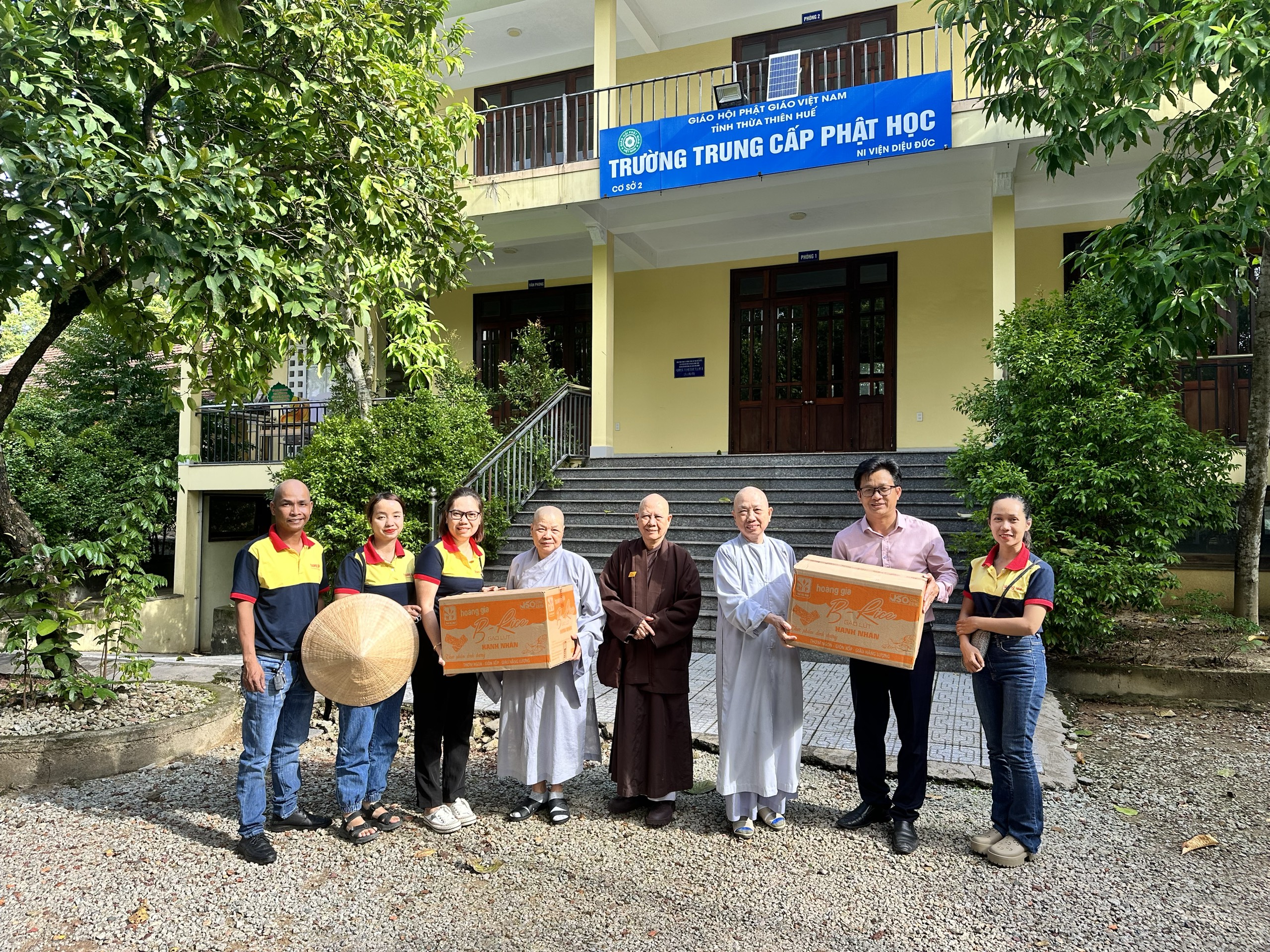 Hoàng Gia thăm và tặng quà Quý Thầy, Quý Ni sư